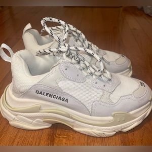BALENCIAGA WOMEN'S TRIPLE S SNEAKER IN BEIGE